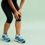 Boleča kolena? Stari ljudski obkladek z rumenjakom in soljo – in kaj o njem pravi stroka