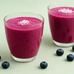 Recept za smuti, ki ga imenujejo eliksir mladosti: jagodičevje, kefir in limona v kozarcu energije