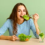 Ko vroče sonce priganja k mizi: zakaj je zelena solata najboljša poletna dieta?