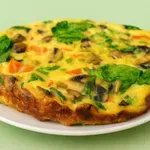 Ko fritata postane kosilo: sočna različica z mletim mesom, ki jo spečete v eni sami ponvi