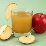 Korenček, jabolko, limona in žlica hrena: recept za domači sok, ki ga marsikdo primerja z multivitaminsko bombo