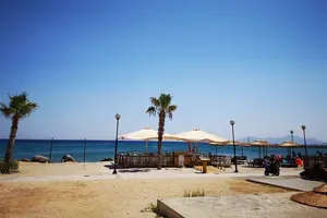 Grški turizem: »Na 200 plažah v Grčiji brez senčnikov in ležalnikov. Ne bodo dani v koncesijo«