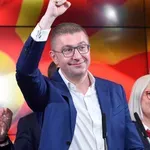 Zmagovalci na makedonskih parlamentarnih volitvah-VMRO-DPMNE pritisnili na plin- pogovori o novi koalicijski vladi so že v teku