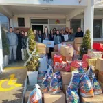 UČENICI ŠKOLE VUK KARADŽIĆ POKAZALI HUMANOST: Praznična pomoć onima kojima je najpotrebnija