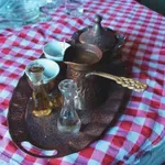 Umetnost dočekivanja gostiju – zašto pijemo kafu i nudimo rakiju i slatko