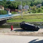 SAOBRAĆAJKA U BANJI: Auto se prevrnuo na krov