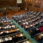 Skupština Kosova: Aljbin Kurti gađan jajima (video)
