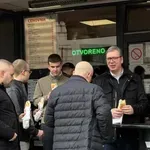Sendvič umesto stanice: Vučićev dolazak u Novi Sad