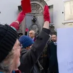 Svečanost i protest u Briselu: „Maneken Pis“ u srpskoj nošnji povodom Dana državnosti