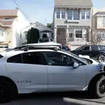 Waymo juri Teslu: Čiji će robotaksi osvojiti svet?