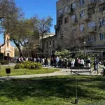 Da li skupštinski poslanici vide redove ispred pozorišta?