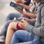 Srbija: Da li zabraniti telefone u školama?