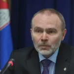 „Klečeći“ direktor „Jovine“ gimnazije zaključao đake u školi, stao pred roditelje i – ćutao