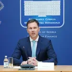 Stižu naprednjački darovi: Jeftiniji lekovi, dodaci penzionerima, 6.000 dinara svim građanima…