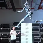 VIDEO: Kineski robot "Supermen" skače preko dva metra i trči 45 kilometara na sat