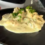 Kao sos ili samostalno jelo: Kremasta piletina sa karijem, šampinjonima i dve vrste sira