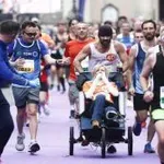 FOTO: Glumac Kolin Farel na maratonu u Dablinu gurao prijateljicu u kolicima