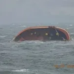 Brod na Filipinima prevozio 1,4 miliona litara mazura, deo počeo da curi