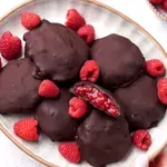 VIDEO: Hrskavi kolačići od maline i tamne čokolade