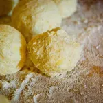 Pečene knedle sa kiselim kupusom i dimljenom slaninom