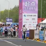 VIDEO: Održana trka humanoidnih robota u Kini, nadmašen ljudski svetski rekord u polumaratonu