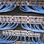 «Mπουρδουκλώθηκε» στα καλώδια του γραφείου και πήρε αποζημίωση 20.000 ευρώ