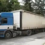 Βοιωτία: Νταλίκα έμεινε κρεμασμένη από γέφυρα (φωτό)