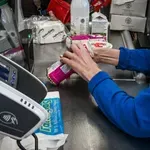 Ταμίας απολύθηκε για δύο μπάρες αξίας 2,50 ευρώ