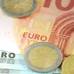 Νέα άνοδος στο διαθέσιμο εισόδημα και την ιδιωτική κατανάλωση