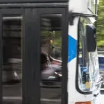 Πειραιάς: Ανήλικος πέταξε κροτίδα σε λεωφορείο και συνελήφθη