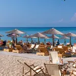Θεσσαλονίκη: Χειροπέδες σε ιδιοκτήτη beach bar – Έδωσε αλκοόλ σε ανήλικη