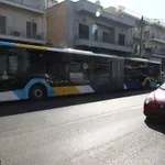 Παγκράτι: Άγρια συμπλοκή νεαρών μέσα σε γεμάτο αστικό λεωφορείο