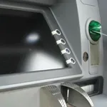 Τράπεζες: Εκδικάστηκε νέα αγωγή για τις “περίεργες” μηνιαίες χρεώσεις των 0,80 ευρώ στους λογαριασμούς