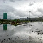 Κακοκαιρία σαρώνει τη χώρα: Δρόμοι ποτάμια και δεκάδες πτώσεις δέντρων (βίντεο)