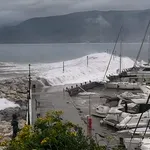 Βίντεο ντοκουμέντο: Η στιγμή που τα τεράστια κύματα παρασύρουν τον άτυχο λιμενικό