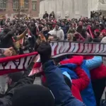 Πανό για τους «Αετούς» του ΠΑΟΚ σήκωσαν οπαδοί του Ολυμπιακού στο Άμστερνταμ