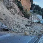 Κέρκυρα: Πρωτοφανείς κατολισθήσεις με πτώσεις βράχων στο οδικό δίκτυο