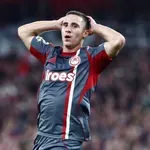 ΔΕΑΒ: Πρόστιμο 10 χιλιάδες σε Ολυμπιακό και Ποντένσε για τη ρίψη ομπρέλλας