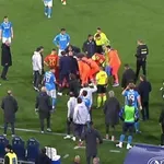 Σοκ: Ποδοσφαιριστής κατέρρευσε και αποχώρησε με ασθενοφόρο