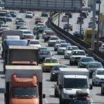 Κίνηση στους δρόμους – Καραμπόλα τριών οχημάτων στην έξοδο Αθηνών-Κορίνθου