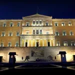 Κατώτατος μισθός: «Φουντώνει» η κόντρα στη Βουλή