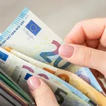 Oι κατώτατοι και ανώτατοι μισθοί στην Ελλάδα το 2026 (πίνακες)