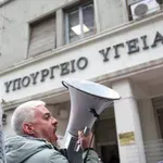 ΟΕΝΓΕ: «Πλήρης επαναφορά της αναβολής στράτευσης γιατρών που αποκτούν ειδικότητα»