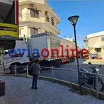 Απίστευτο: Νταλίκα σφήνωσε λόγω GPS σε δρόμο – Έκοψαν κάγκελο για να περάσει