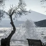 Χειμωνιάτικη Πρωτομαγιά: Χιόνια στον Όλυμπο και κακοκαιρία σε όλη τη χώρα