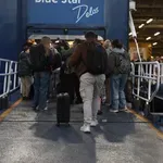 Κατά χιλιάδες φεύγουν οι εκδρομείς του Πάσχα από τα λιμάνια