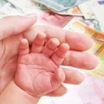 Ξεκίνησε η καταβολή των 150 ευρώ ανά παιδί σε 950.000 οικογένειες