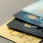 Έρχεται πλαφόν χρεώσεων σε δάνεια και κάρτες