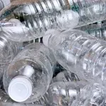 Γιατί είναι επικίνδυνο να πίνεις νερό από πλαστικό μπουκάλι