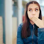 Τι προκαλεί τον ενοχλητικό λόξιγκα